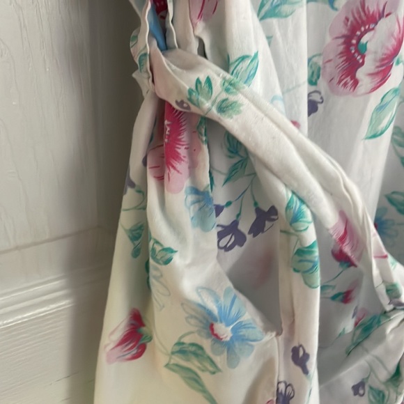 Vintage Robe wrap w/ Lace collar. Side Pockets. Internal tie. Lace sleeves. - Picture 7 of 8